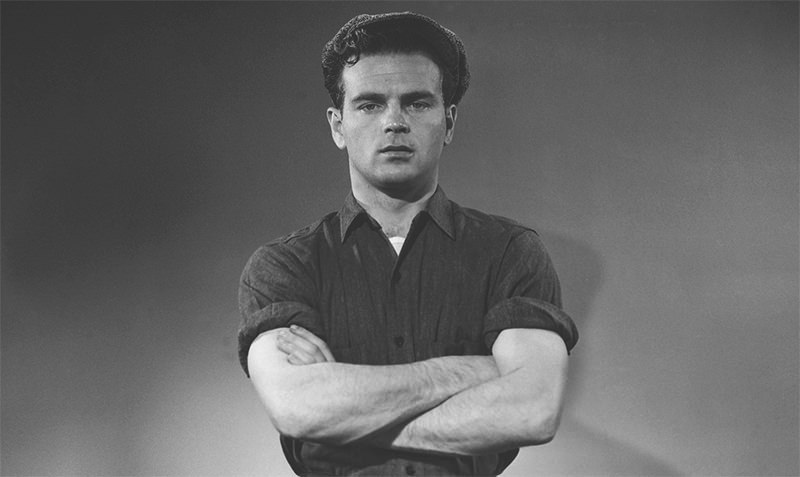 Черно - белая фотография мужчины в рубашке