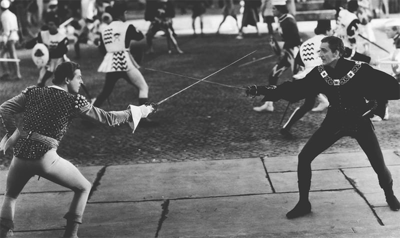 Черно - белая фотография мужчин занимающихся фехтованием